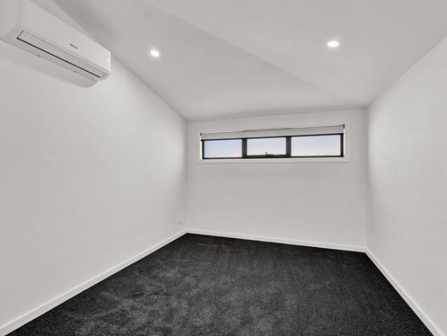 MODERN TOWNHOUSE IN A CONVENIENT LOCATION