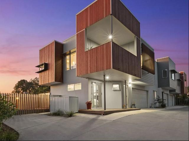 Modern Townhouse in a Convenient Maroochydore Location + Private Pool