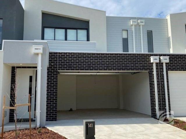 MODERN TOWNHOUSE IN A GREAT LOCATION!