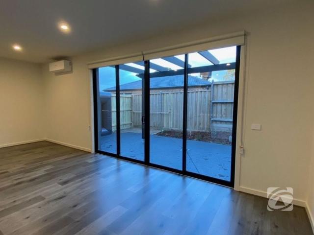 MODERN TOWNHOUSE IN A GREAT LOCATION!