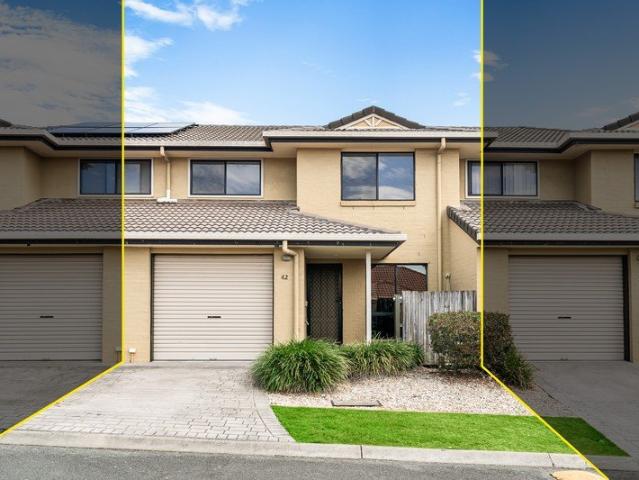 Modern Townhouse in a Prime Eight Mile Plains Location