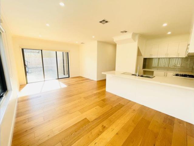 Modern townhouse in a prime location, close to all amenities. In Glen Waverley Secondary College zone