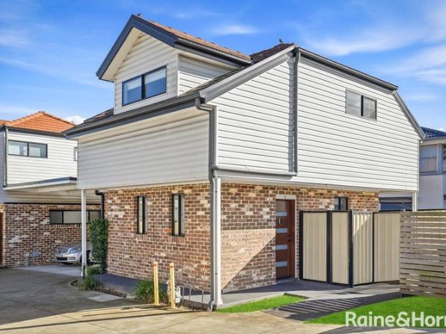 Modern Townhouse in a Thriving St Marys Location!