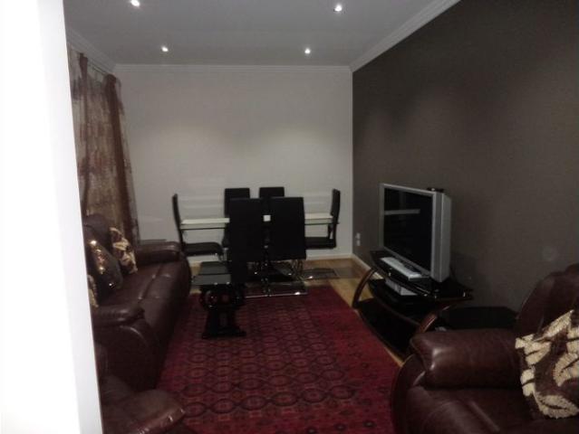 MODERN TOWNHOUSE IN CENTRAL LOCATION!