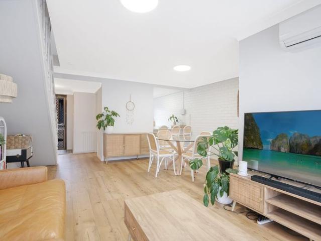 Modern Townhouse In Central Position Refurbished, Air Con, Parking, 2 Bedrooms