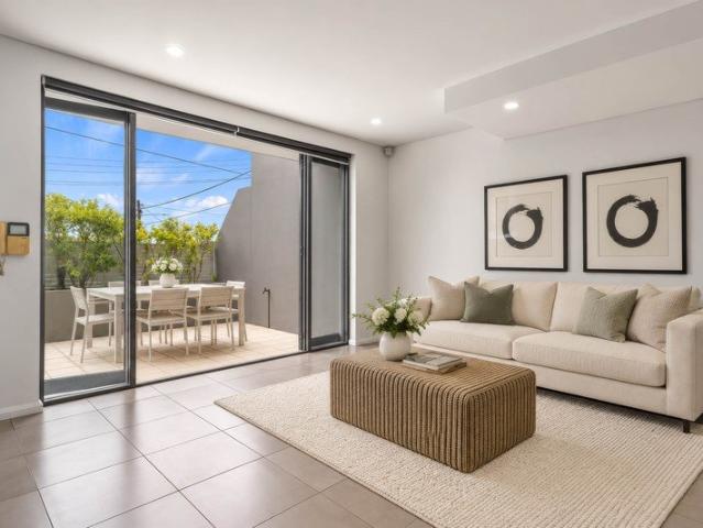 Modern Townhouse in Convenient Location