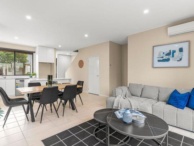 Modern Townhouse in Convenient Location