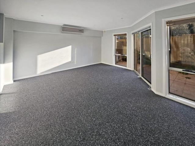 Modern Townhouse In Convenient Location