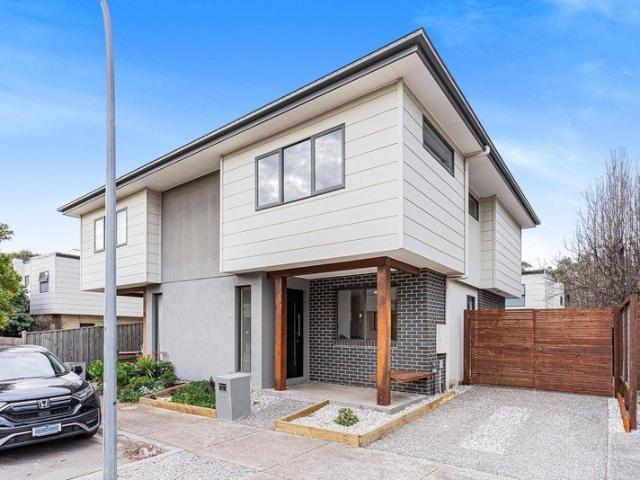 Modern Townhouse in Convenient Location