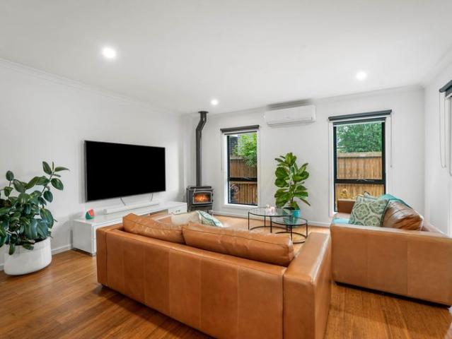 Modern Townhouse in Convenient Newcomb Location