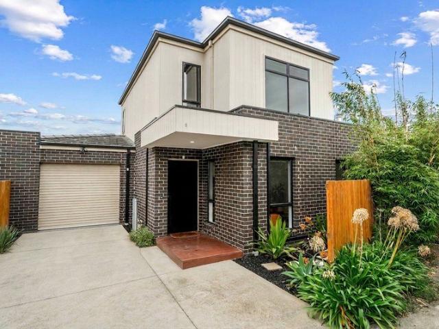 Modern Townhouse in Convenient Newcomb Location