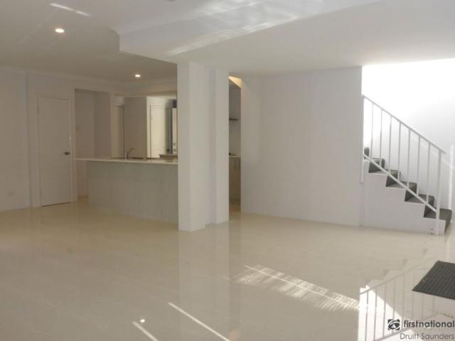 Modern Townhouse in excellent location HOME OPEN SATURDAY 05 SEPTEMBER AT 10.30AM SHARP!
