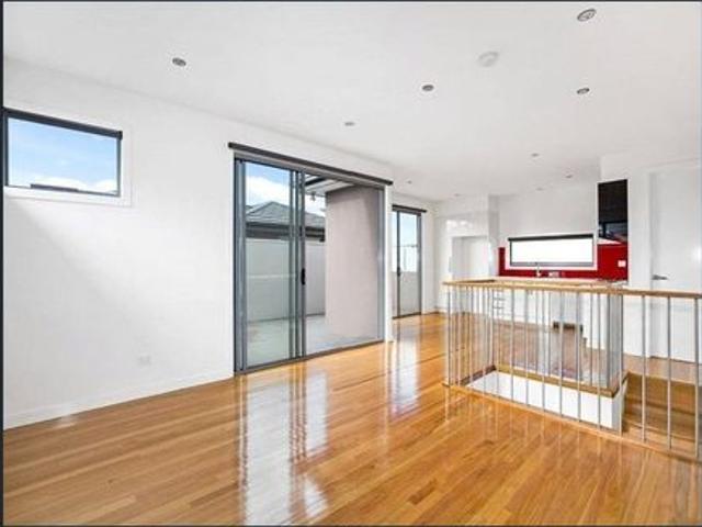 Modern Townhouse in Essendon