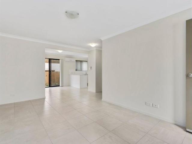 Modern townhouse in great location Water bills are included in the rent!