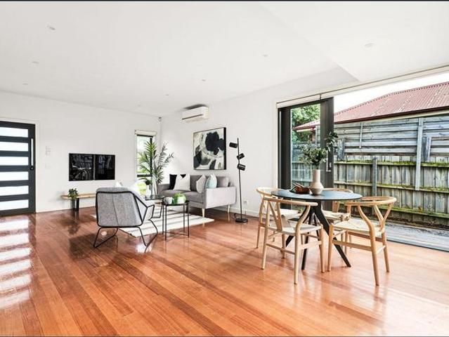 MODERN TOWNHOUSE IN IDEAL LOCATION