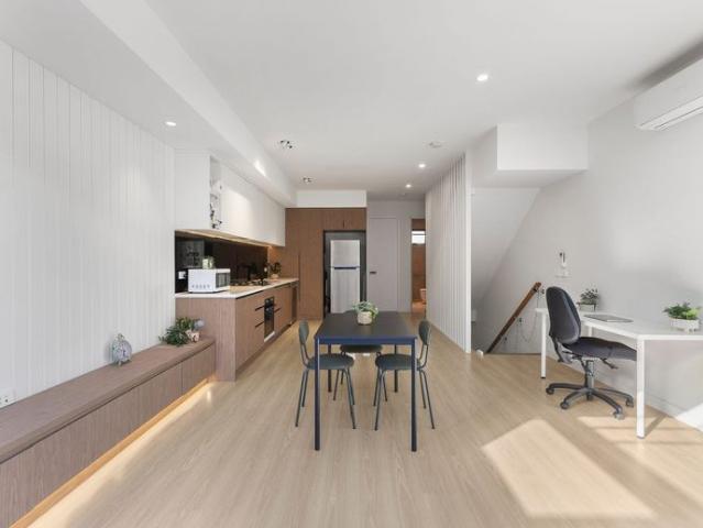 MODERN TOWNHOUSE IN PASCOE VALE