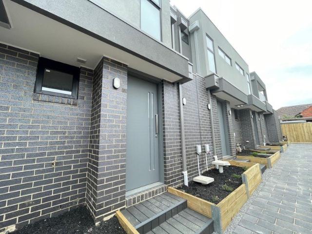 Modern Townhouse in Prime Mitcham Location