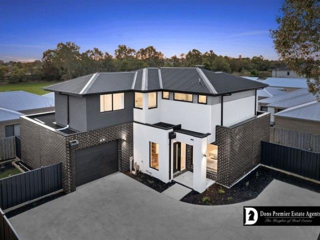 Modern Townhouse in Prime Berwick Location!