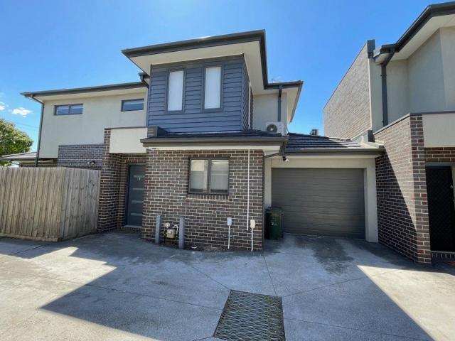 Modern Townhouse in Prime Sunshine West Location!
