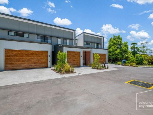 MODERN TOWNHOUSE IN QUIET COMPLEX