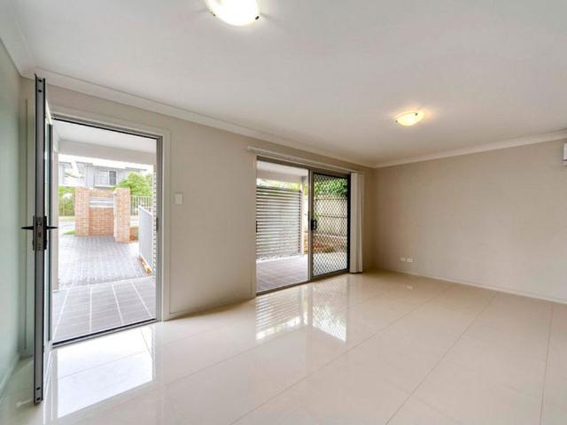 Modern Townhouse In Quiet Complex!