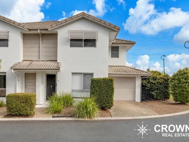 Modern Townhouse in Secure complex with Inground Pool
