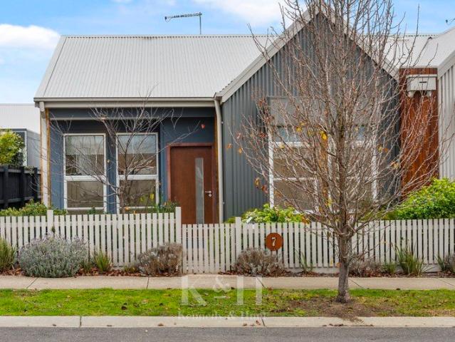 MODERN TOWNHOUSE IN SOUGHT AFTER LOCATION