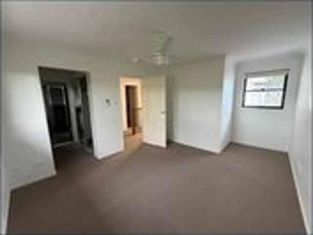 Modern Townhouse in the beautiful Reserve Ct complex