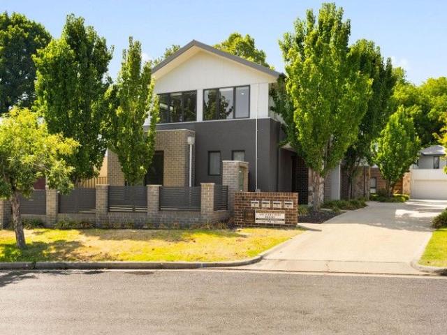 MODERN TOWNHOUSE IN THE HEART OF BRIGHT