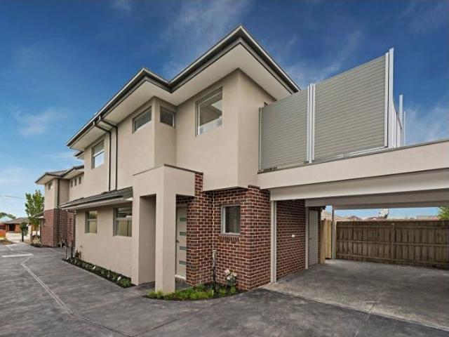 MODERN TOWNHOUSE IN THE HEART OF RESERVOIR
