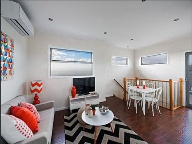 MODERN TOWNHOUSE IN THE HEART OF RESERVOIR