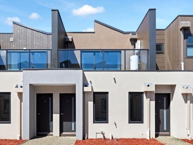 Modern Townhouse in the Heart of Roxburgh Park