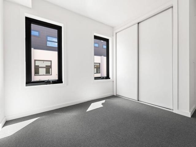 Modern Townhouse in the Heart of Roxburgh Park