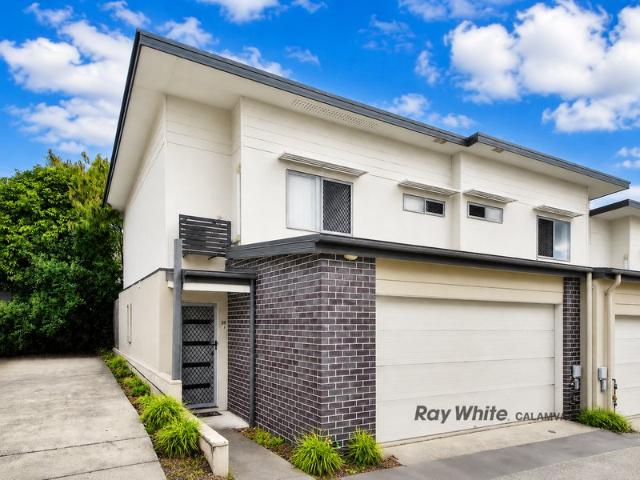 Modern Townhouse in the Stretton State College Catchment Walk to ALDI, Parks & Express Buses