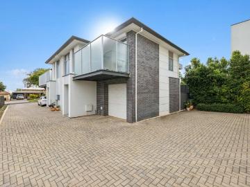Modern Townhouse in Vibrant Prospect