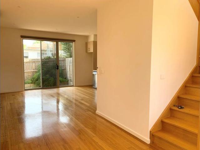 Stylish & Low Maintenance Townhouse in a Fantastic Central Location