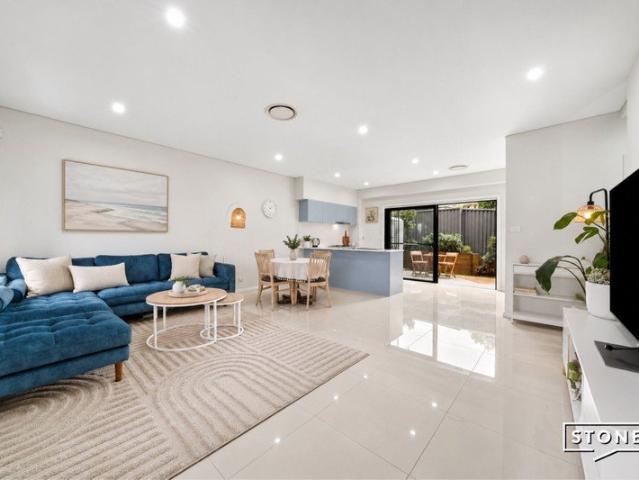Modern Townhouse Living with Beautifully Landscaped Courtyard