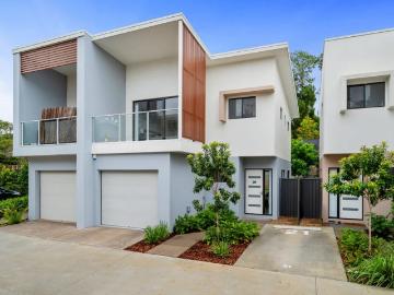 Modern Townhouse Living with Exceptional Convenience