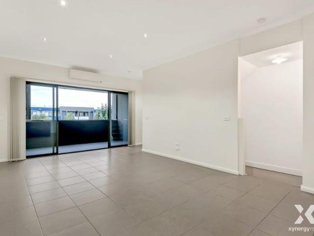 Modern Townhouse Living with Parkland Views!
