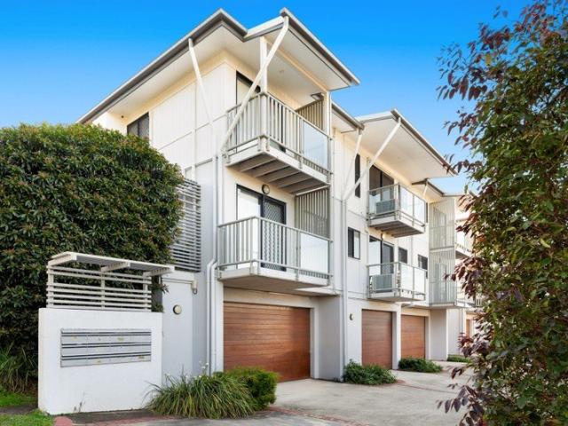 Modern Townhouse Living with Private Alfresco Entertaining Seven Hills SS catchment, stroll to Blue Poppy, Corso & CBD links