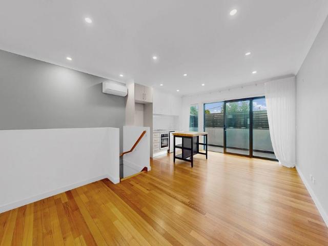 Modern Townhouse Living in the Heart of Hadfield!