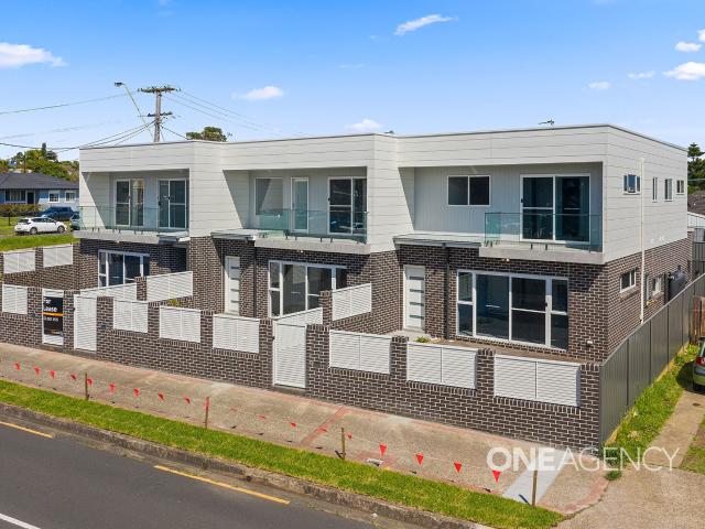 MODERN TOWNHOUSE LIVING IN THE HEART OF LAKE ILLAWARRA