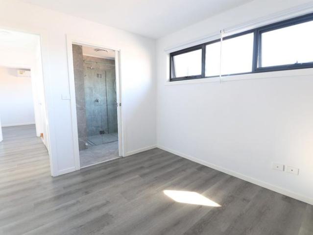 Modern Townhouse Living in a Convenient Deer Park Location