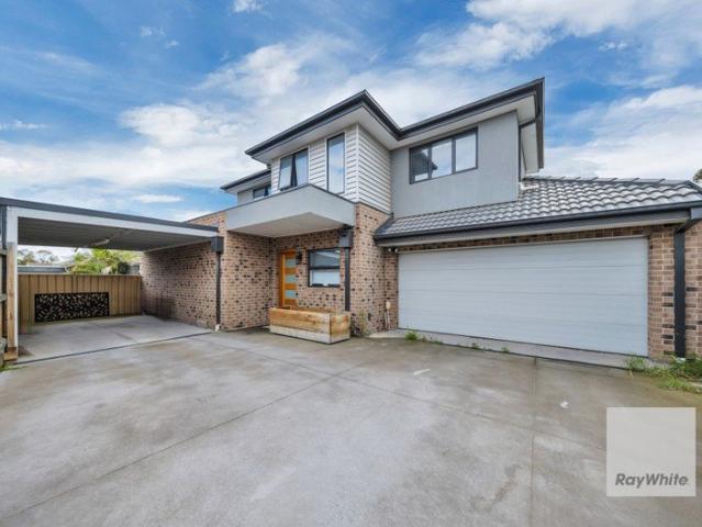 Modern Townhouse Living in a Convenient Deer Park Location