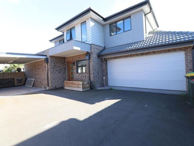 Modern Townhouse Living in a Convenient Deer Park Location