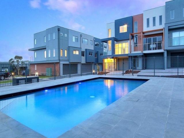 Modern townhouse living in a convenient Safety Beach location