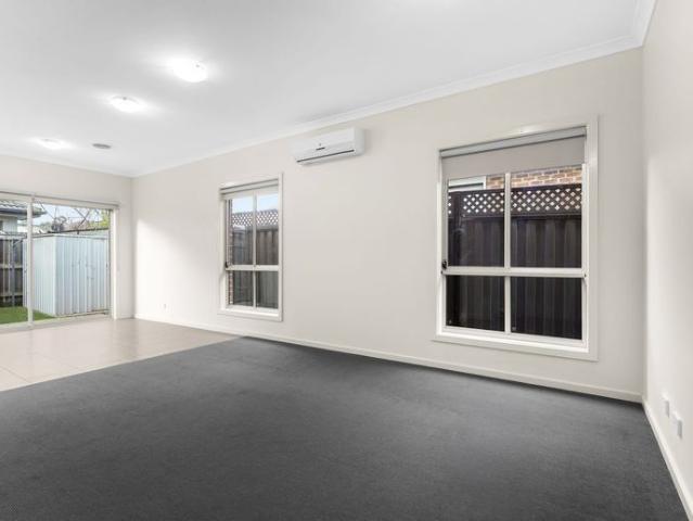 Modern Townhouse Living in a Convenient Roxburgh Park Location
