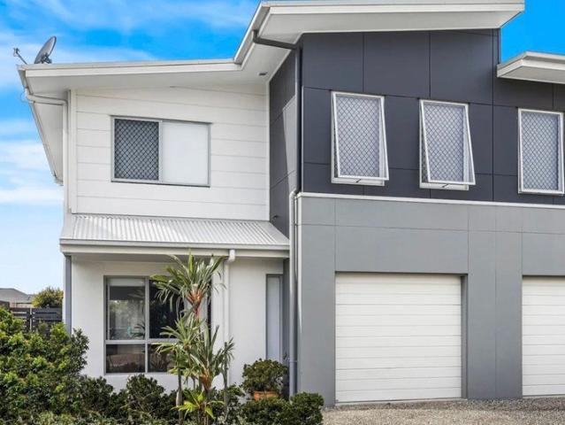 MODERN TOWNHOUSE LIVING IN A PREMIUM LOCATION!
