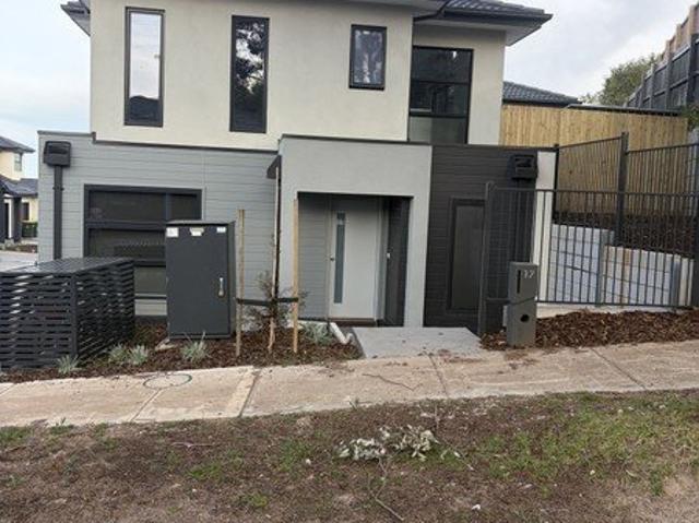 Modern Townhouse Living in a Sought After Sunbury Pocket