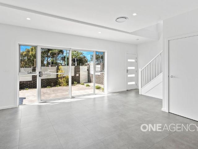 MODERN TOWNHOUSE LIVING IN LAKE ILLAWARRA